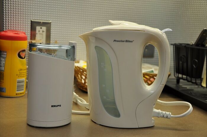 Folks Online Roast ‘The New York Times’ For An Article Introducing Electric Kettles Like They’re Some Revolutionary New Product