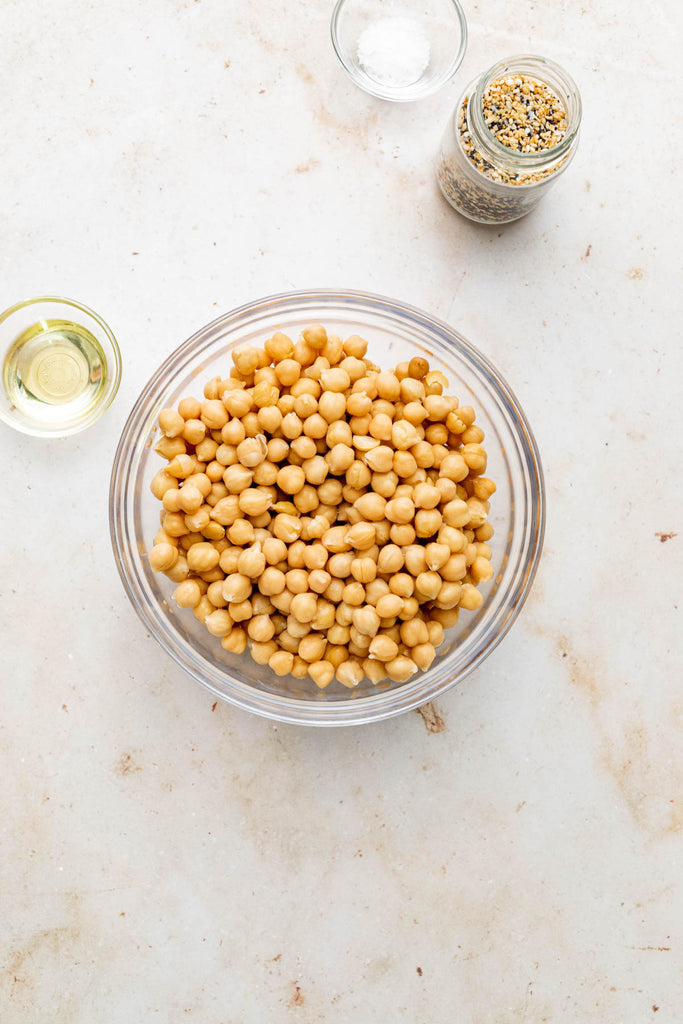 I LOVE crispy roasted chickpeas…but I find the store-bought ones a wee bit dry sometimes (anyone else???) so I like to make my own